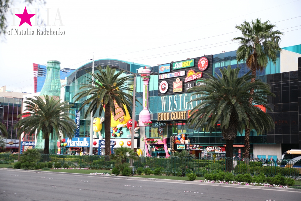Главная улица Лас Вегаса - Стрип, с самыми дорогимы отелями в мире